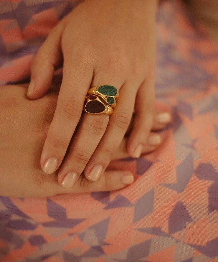 Close-up of Monica Varela's magnetic ring with green and black stones, stylish jewelry for women.
