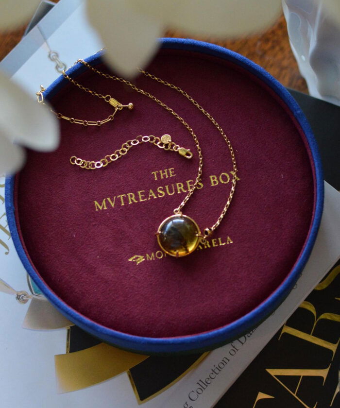 Luxurious gold necklace and bracelet set displayed in a velvet box for women’s accessories.