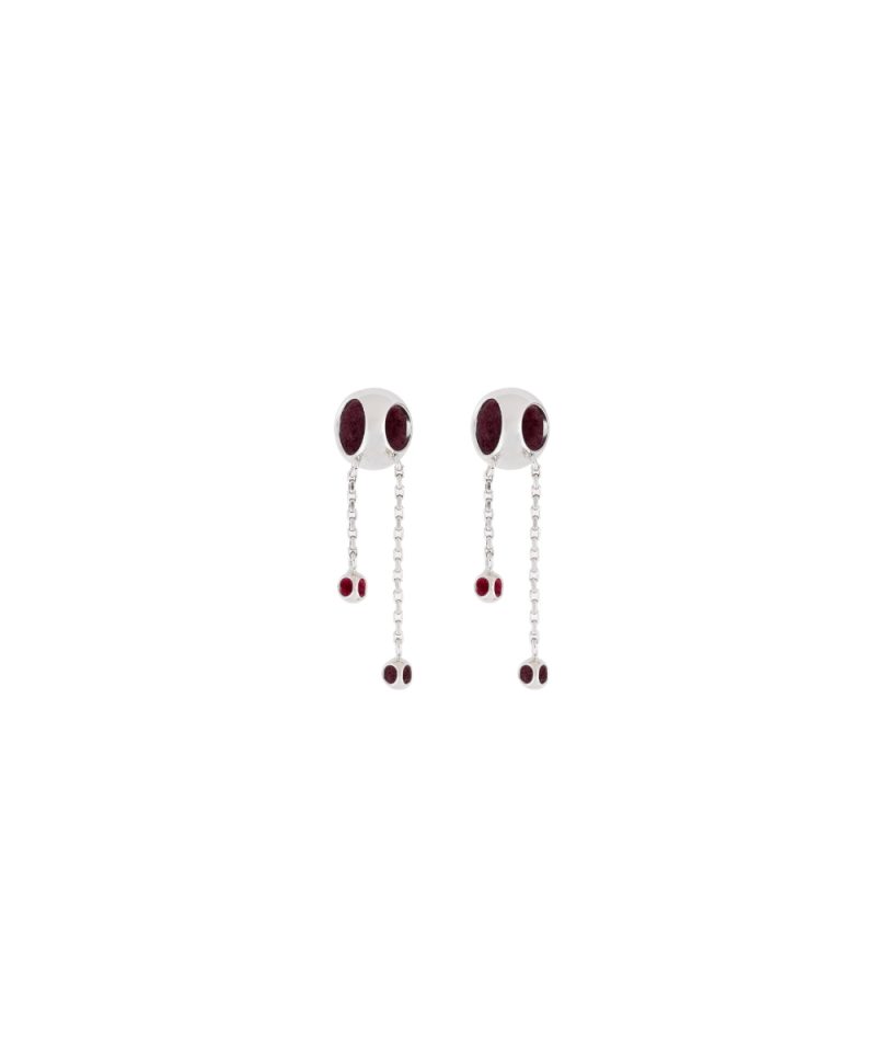 Aretes Caurel Dewfall en plata de ley 925 con baño de platino y acentos Blazing Burgundy y Dote Red