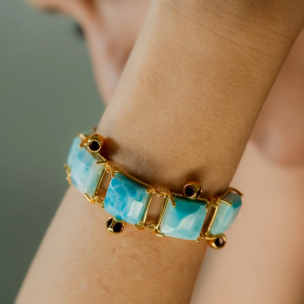 Stunning Larimar and black onyx bracelet featuring gold details, ideal for a sophisticated look.