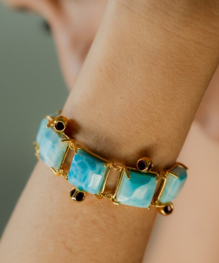 Stunning Larimar and black onyx bracelet featuring gold details, ideal for a sophisticated look.