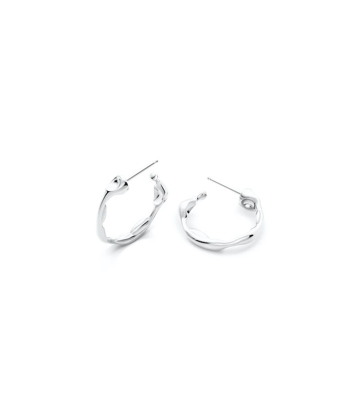 Elegant 3D magnet hoop earrings, 1 inch size for stylish accessorizing. Perfect for everyday or special occasions.