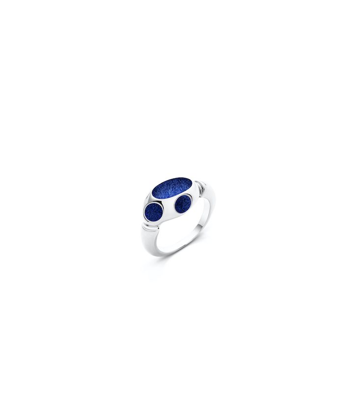Elegant silver ring with blue magnetic accents for stylish jewelry. Perfect accessory for modern fashion.