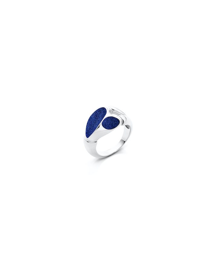 Silver maxi magnet ring with blue decorative elements, ideal for magnetic jewelry lovers.