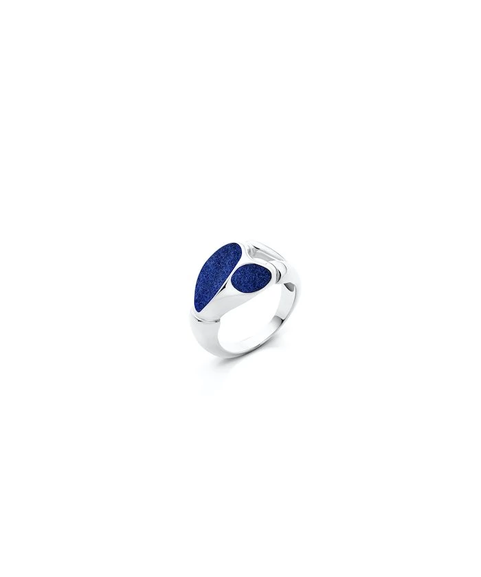 Silver maxi magnet ring with blue decorative elements, ideal for magnetic jewelry lovers.