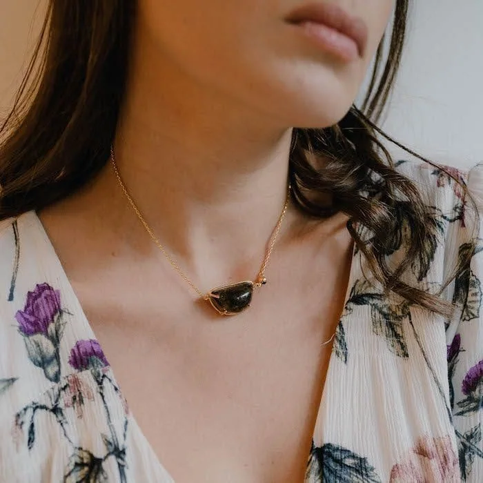 Amber necklace with a teardrop-shaped pendant, perfect for stylish outfits.