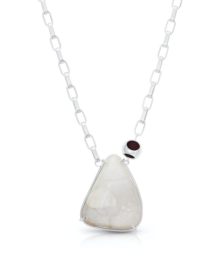 Elegant moonstone pendant with chain.