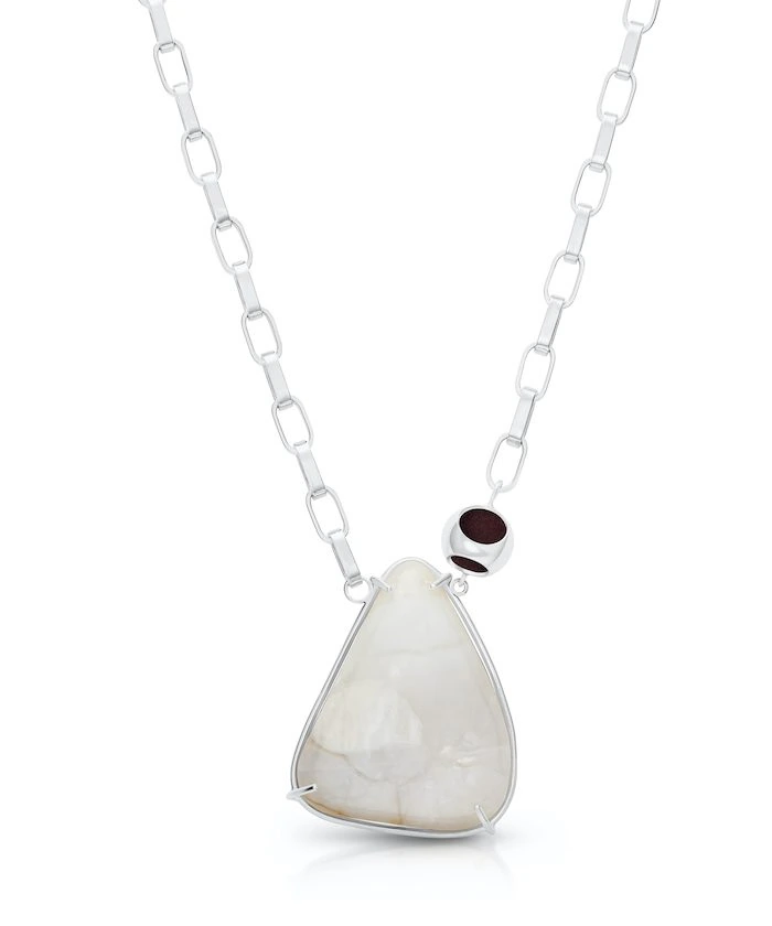 Elegant moonstone pendant with chain.