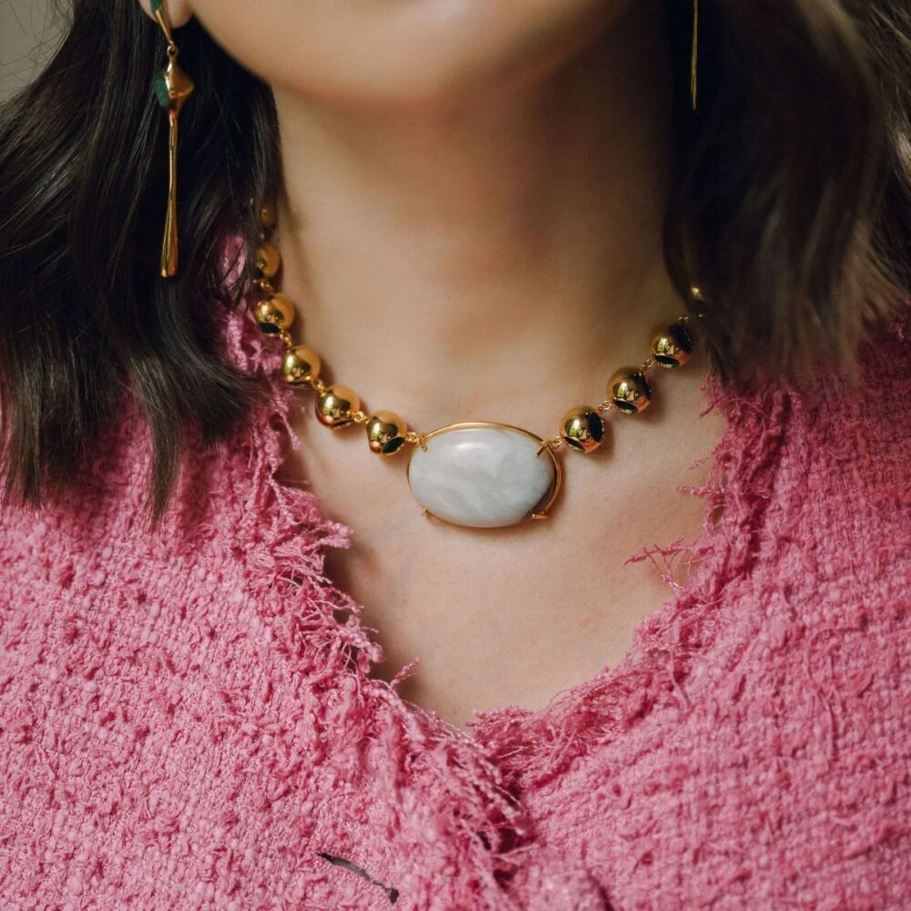 Luxurious gold and moonstone necklace, perfect for stylish and sophisticated looks.