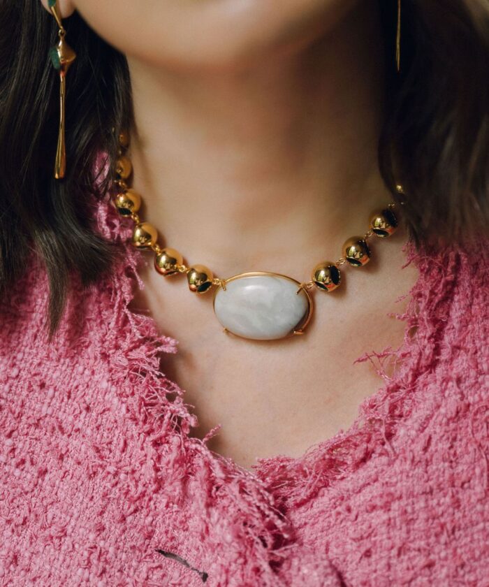 Luxurious gold and moonstone necklace, perfect for stylish and sophisticated looks.