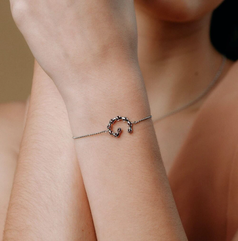 Elegant Huré bracelet featuring a circle design with gemstone accents, perfect for stylish accessorizing.