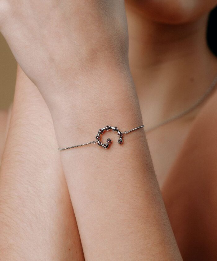 Elegant Huré bracelet featuring a circle design with gemstone accents, perfect for stylish accessorizing.