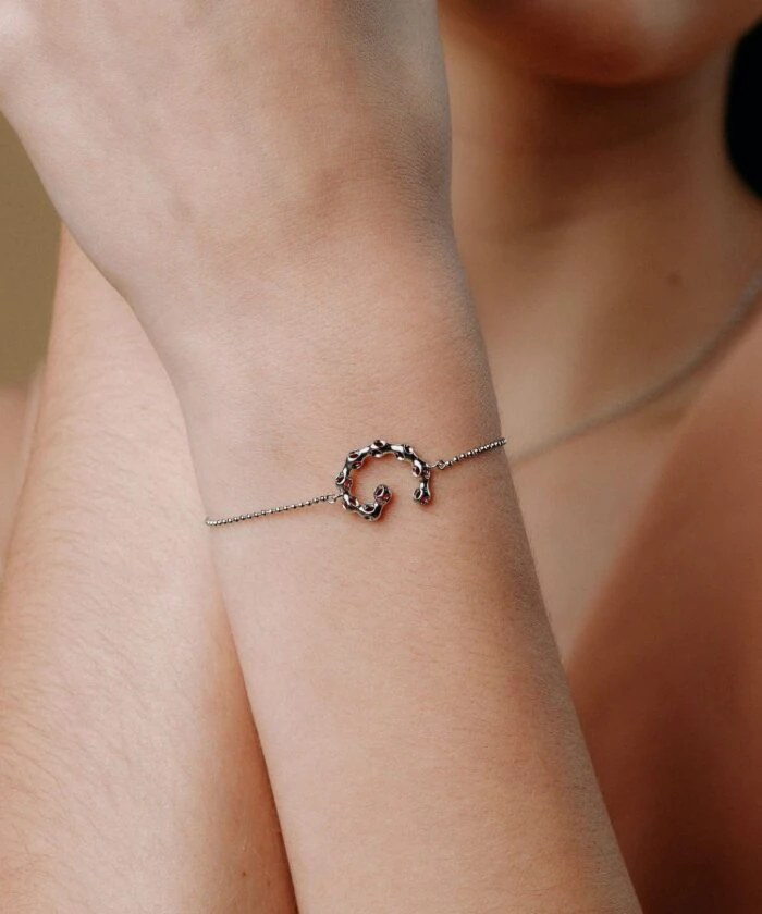 Elegant Huré bracelet featuring a circle design with gemstone accents, perfect for stylish accessorizing.