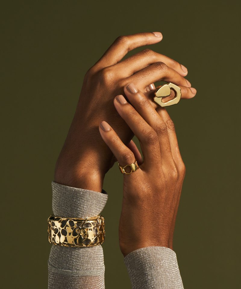Forma y Vacío gold rings and cuff on the model's hands