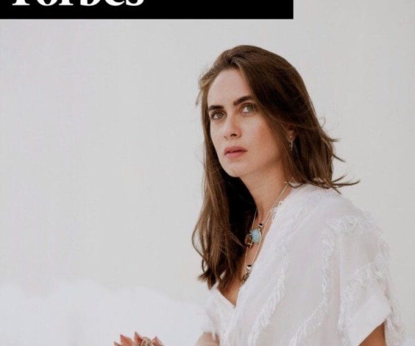 Forbes Centroamérica cover featuring Monica Varela jewelry