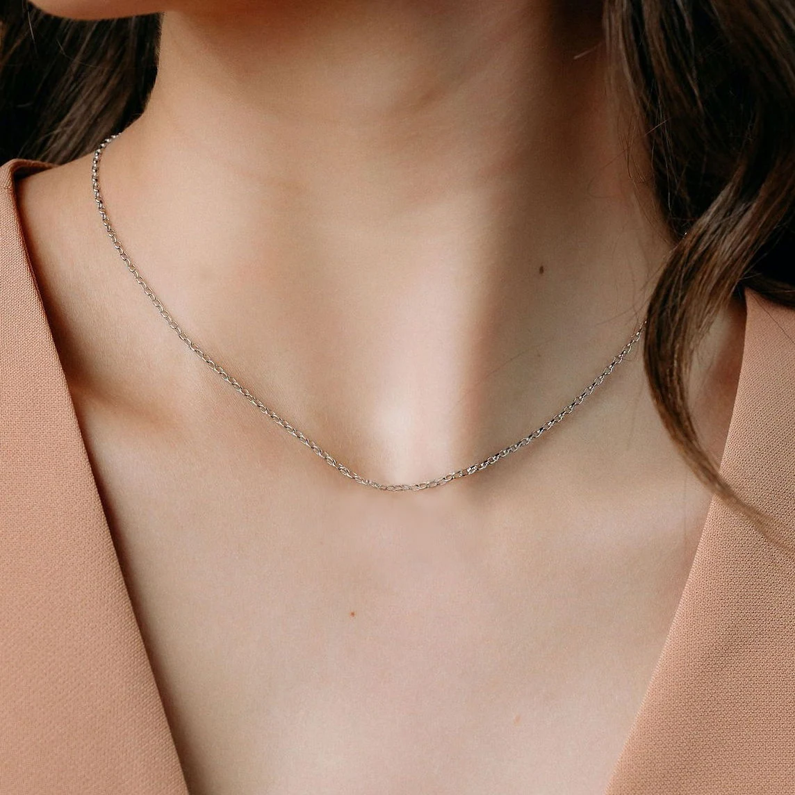 Cadena Hure de 16" dorada Delicate 16-inch gold chain, perfect for layering and everyday wear. Adds a sleek, sophisticated touch to any outfit.