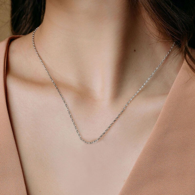 Elegant gold hure chain necklace for women, stylish jewelry gift idea.