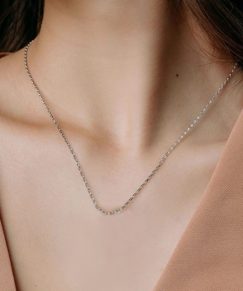 Hure Chain 18 inch in platinum plating, worn by model