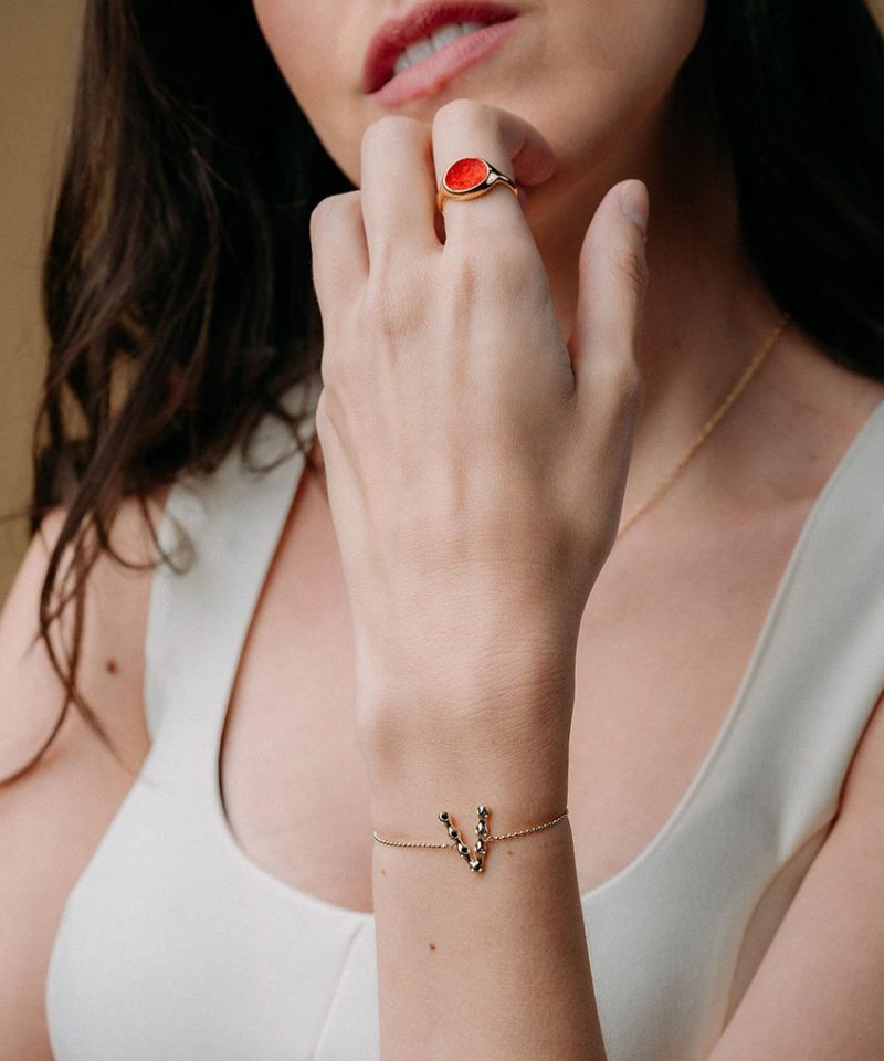 Pulsera Huré en plata de ley 925, en la muñeca de la modelo
